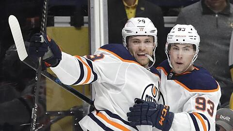 Leon Draisaitl (l) von den Edmonton Oilers ist der erste deutsche NHL-Topscorer.