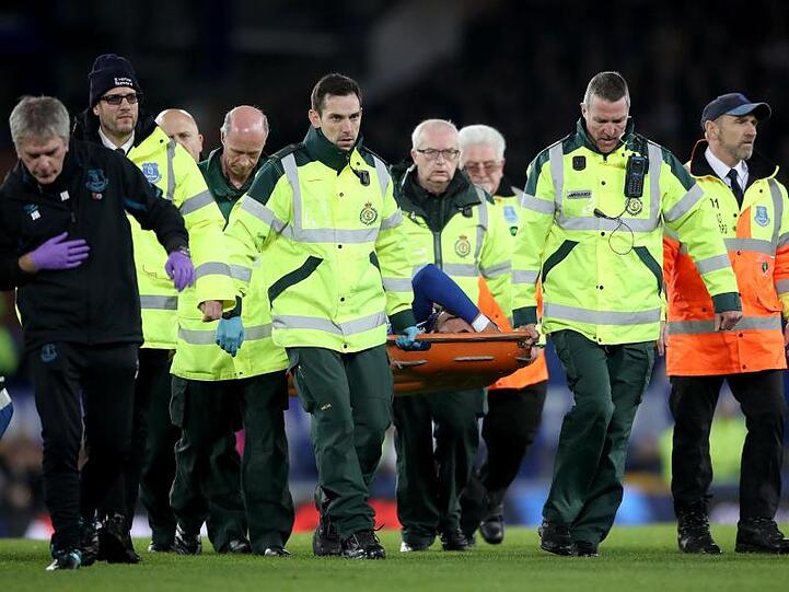 Evertons Andre Gomes wird von Sanitätern vom Feld getragen, nachdem er sich schwer am Knöchel verletzt hat.