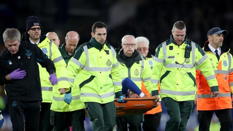 Evertons Andre Gomes wird von Sanitätern vom Feld getragen, nachdem er sich schwer am Knöchel verletzt hat. Evertons Andre Gomes wird von Sanitätern vom Feld getragen, nachdem er sich schwer am Knöchel verletzt hat.