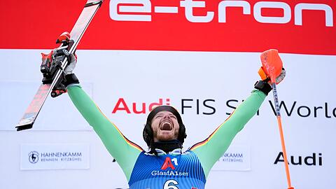 Linus Strasser aus Deutschland jubelt auf dem Podium nach seinem Sieg.