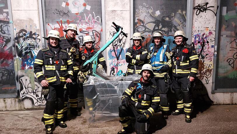 Die Feuerwehrleute mit der improvisierten Badewanne und dem "gezähmten" E-Scooter.