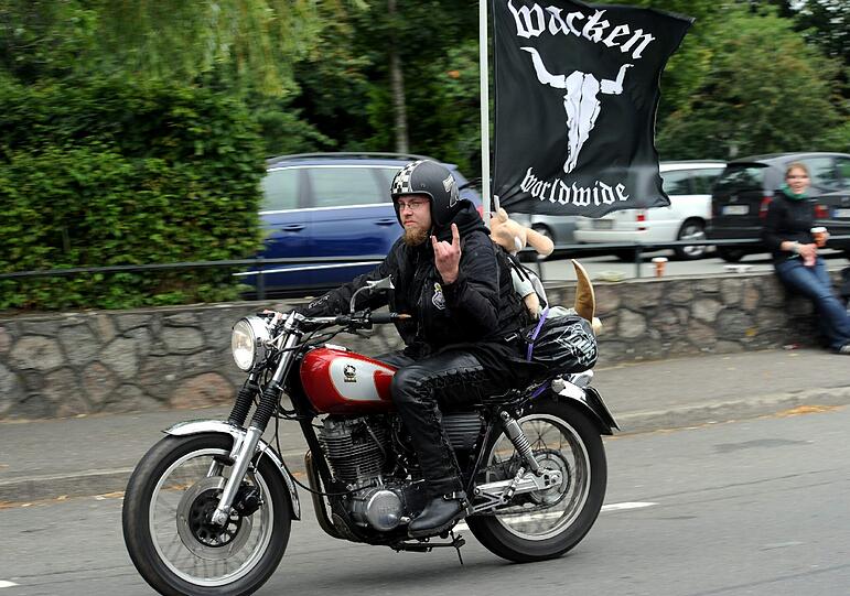 Dieser Metal-Fan knattert am Montag durch die kleine Gemeinde. Sein traditioneller Metal-Gruß heißt "Pommesgabel". Und...