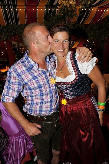 Heino Ferch busselt seine Frau Marie-Jeanette am Samstagabend im Hippodrom.