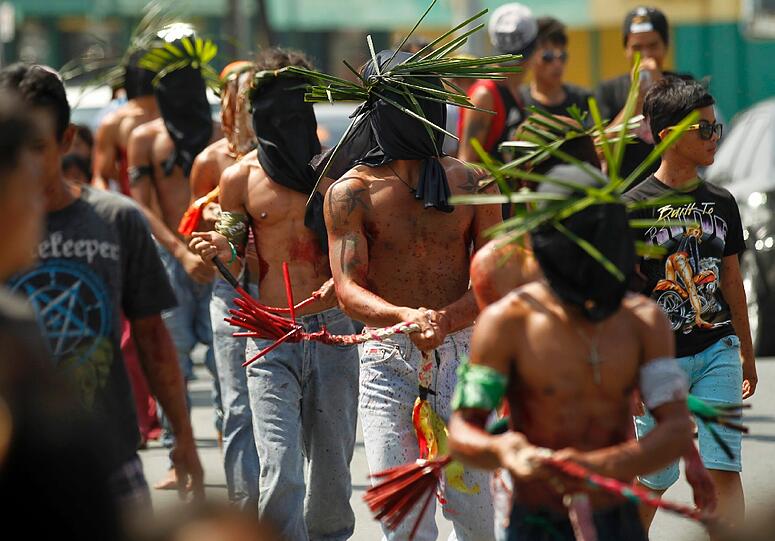In San Fernando City auf den Philippinen zieht es am Gründonnerstag Tausende von Bürgern in die Stadt, um den Brauch der Selbstgeißelung zu verfolgen - eine Schar von Männern peitscht sich im Laufe des Tages zur Buße den Rücken blutig.
