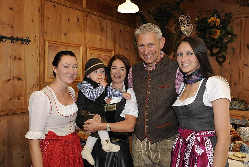 Jetzt Wiesn-Wirte: Die Wirtsleute Sabine (3.v.l.) und Siegfried Able (4.v.l.) mit ihren Töchtern Verena (l) und Vanessa (r) und deren Sohn Leopold (2.v.l.).