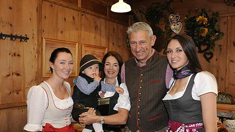 Jetzt Wiesn-Wirte: Die Wirtsleute Sabine (3.v.l.) und Siegfried Able (4.v.l.) mit ihren Töchtern Verena (l) und Vanessa (r) und deren Sohn Leopold (2.v.l.).