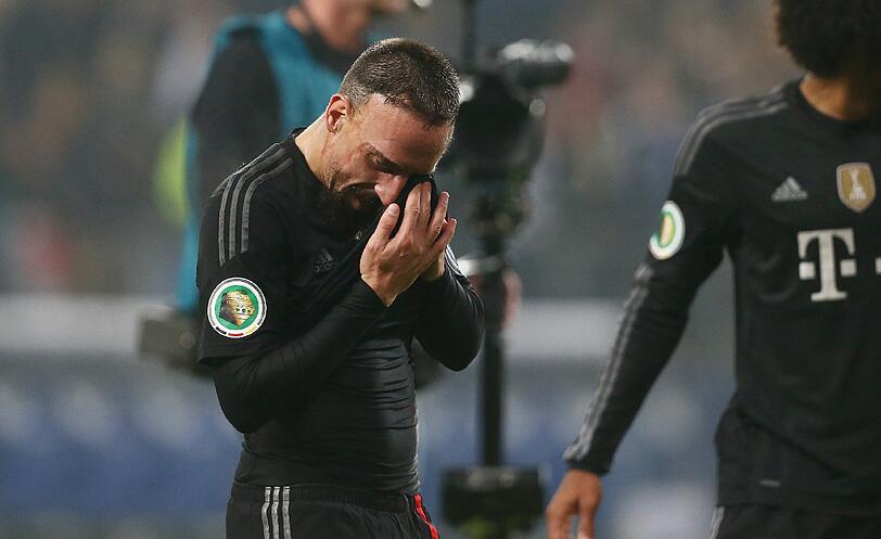 Unschöne Szene kurz vor Spielende: Ein Flitzer schlägt Franck Ribéry mit seinem Schal.