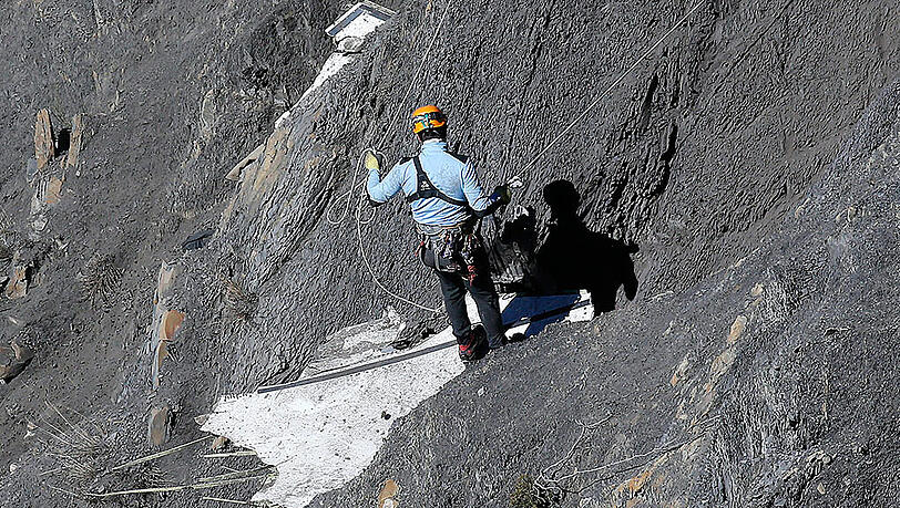 Die Helfer auf der Suche nach den Leichen der Insassen: Das Drama um die zerschellte Airbus-Maschine der Germanwings Die Helfer auf der Suche nach den Leichen der Insassen: Das Drama um die zerschellte Airbus-Maschine der Germanwings