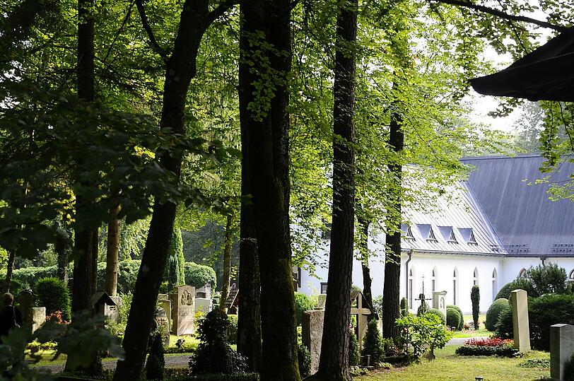 Die Trauerfeier findet in der Aussegnungshalle auf dem Waldfriedhof Grünwald statt.