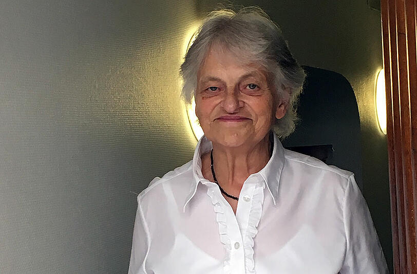 Johanna W. im Eingang des Polizeipräsidiums. Zuhause macht sie die Tür nicht mehr einfach so auf.