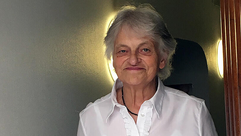 Johanna W. im Eingang des Polizeipräsidiums. Zuhause macht sie die Tür nicht mehr einfach so auf. Johanna W. im Eingang des Polizeipräsidiums. Zuhause macht sie die Tür nicht mehr einfach so auf.