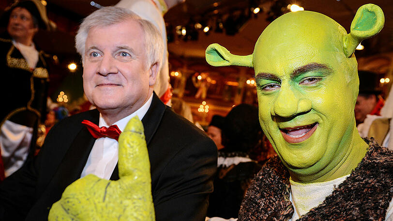 Einer im Anzug einer im Kostüm: Seehofer und Söder sind Stammgäste bei der Fastnacht in Franken.