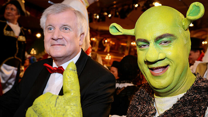 Einer im Anzug einer im Kostüm: Seehofer und Söder sind Stammgäste bei der Fastnacht in Franken. Einer im Anzug einer im Kostüm: Seehofer und Söder sind Stammgäste bei der Fastnacht in Franken.