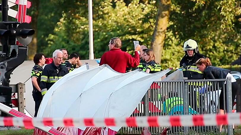 Der Rettungsdienst ist am Unfallort im Einsatz, nachdem bei dem Zusammenstoß eines Zuges mit einem Transportfahrrad vier Kinder getötet wurden.