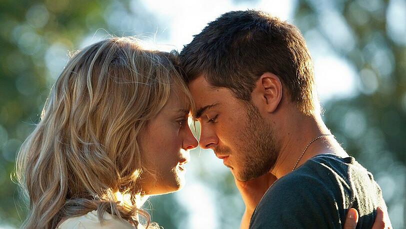 Beth (Taylor Schilling) und Logan (Zac Efron) kommen sich mit jedem Tag näher, doch Logan verrät nicht, was ihn nach Louisiana verschlagen hat. Beth (Taylor Schilling) und Logan (Zac Efron) kommen sich mit jedem Tag näher, doch Logan verrät nicht, was ihn nach Louisiana verschlagen hat.