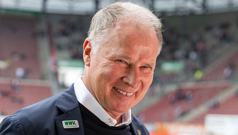 Stefan Reuter (Augsburg) lacht.