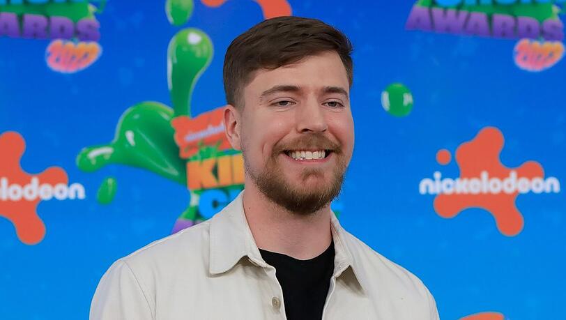 MrBeast ist mit mehr als 340 Millionen Followerinnen und Followern der erfolgreichste YouTuber. MrBeast ist mit mehr als 340 Millionen Followerinnen und Followern der erfolgreichste YouTuber.
