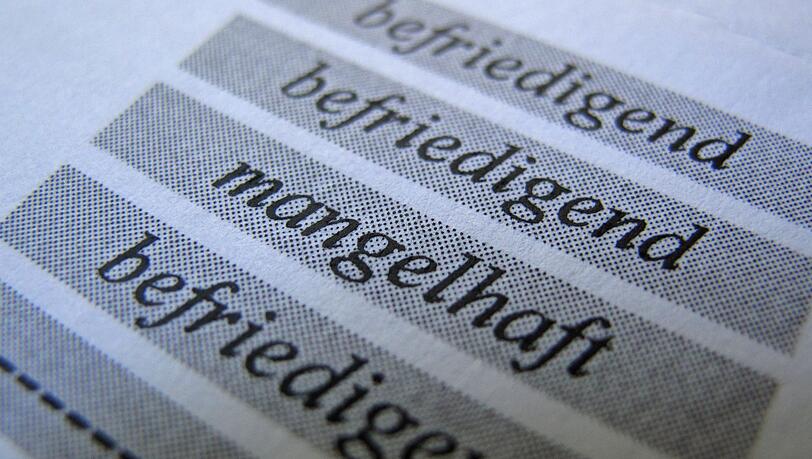 Bei schlechten Noten kann man sich beim "Zeugnistelefon" Hilfe holen. (Symbolbild)