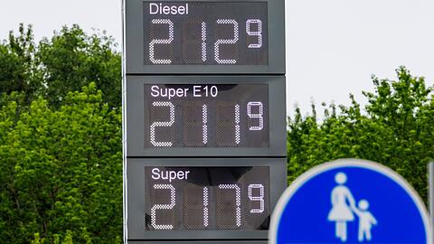 Am Mittag lagen beide Kraftstoffe deutlich &uuml;ber 2 Euro. Der Tagesdurchschnittswert fiel wie &uuml;blich deutlich tiefer aus.