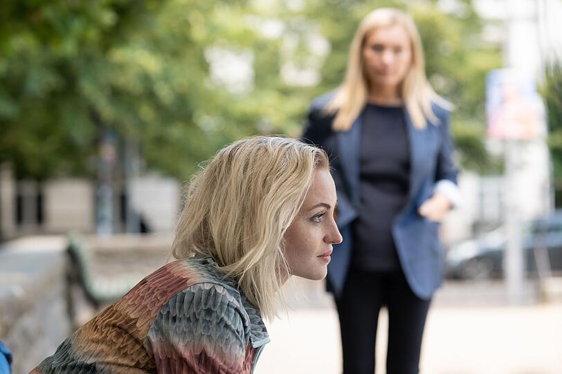Judith Schrader (Nadja Uhl, rechts) kann Jana Bloch (Sarah Mahita) überzeugen, ihren eigenen Lebensgefährten zu überwachen. Judith Schrader (Nadja Uhl, rechts) kann Jana Bloch (Sarah Mahita) überzeugen, ihren eigenen Lebensgefährten zu überwachen.