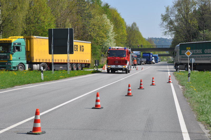 Auf der B 12 bei Simbach kippte ein Lkw um.