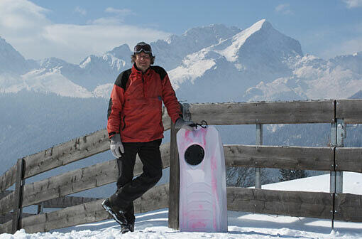 Hans Bader, den viele von der Stuibenhütte kennen, mit seinem "Kind", dem RuckXbob.