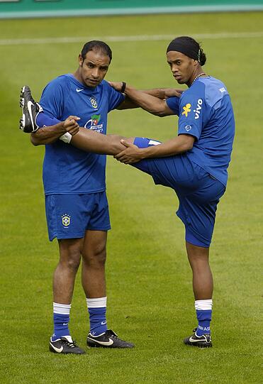 Für 20 Millionen Euro wechselte Emerson von Bayer Leverkusen zum AS Rom. Hier auf dem Bild ist er bei der brasilianischen Nationalmannschaft mit Ronaldinho.