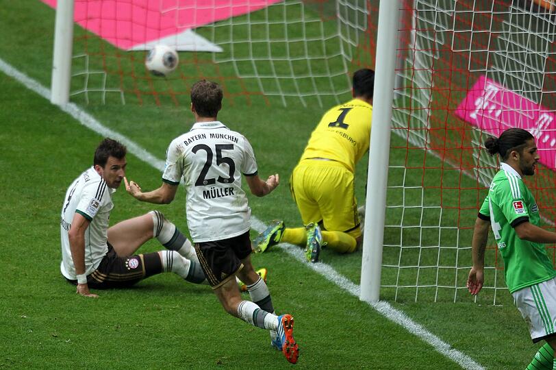 32.: FCB - Wolfsburg 1:0. In Wiesn-Trikots zum Pflichtsieg. Keiner motzt.