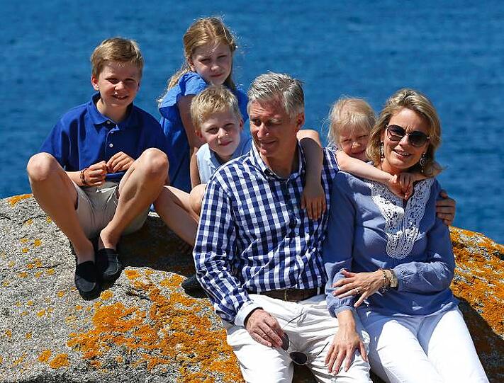 Belgiens König Philippe und Königin Mathildeposieren mit ihren Kindern Gabriel, Elisabeth, Emmanuel und  Eleonore (v. l.)
