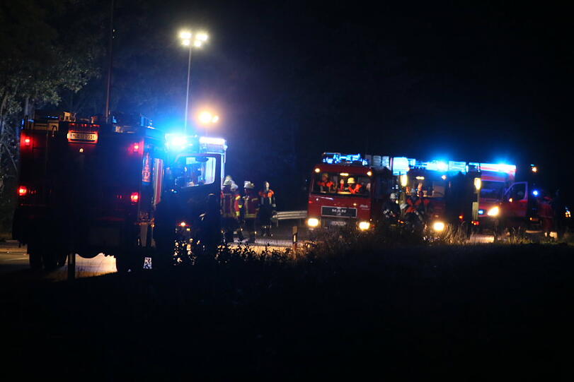Zwei Motorradfahrer sind am Mittwochabend nach einem Zusammenprall auf der B299 gestorben.