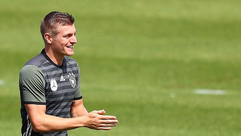 "Ich kenne keinen Spieler, der so cool ist wie der Toni", sagt Bundestrainer Joachim Löw über seinen Regisseur im DFB-Team. "Ich kenne keinen Spieler, der so cool ist wie der Toni", sagt Bundestrainer Joachim Löw über seinen Regisseur im DFB-Team.