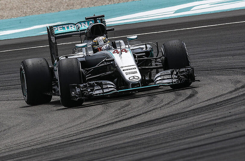 Lewis Hamilton auf seiner Fahrt zur Pole Position im GP von Malaysia.