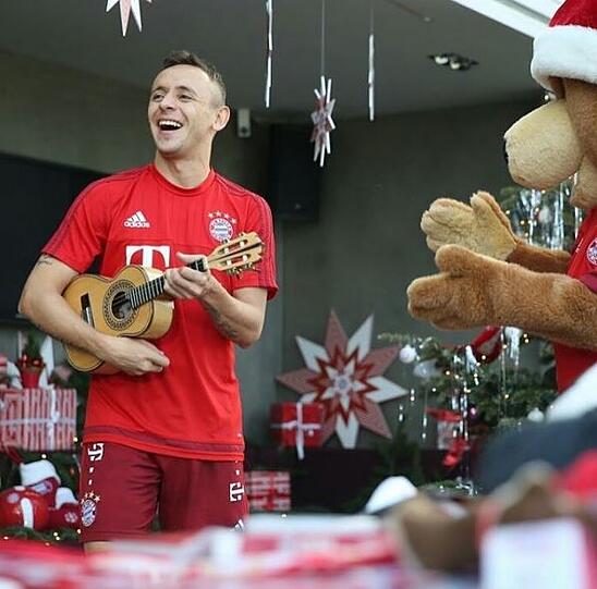Garant für gute Weihnachtseinlagen und Instagram-Millionär: Rechtsverteidiger Rafinha