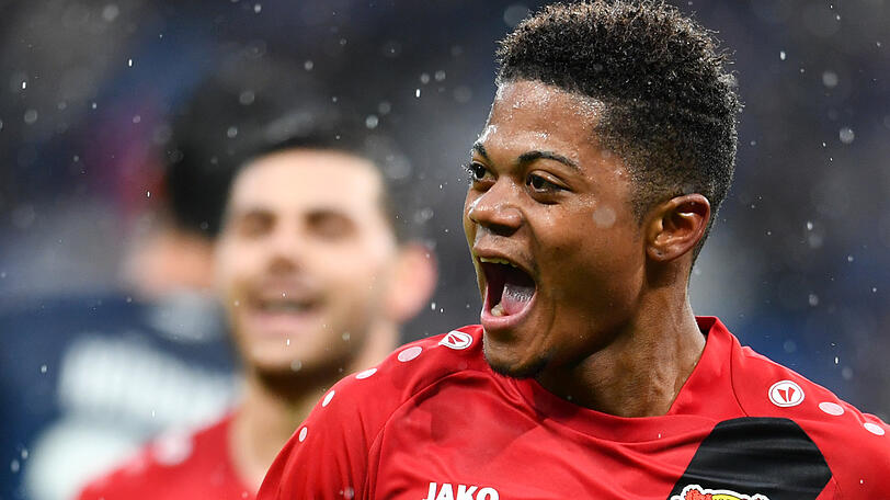 Leon Bailey jubelt im Trikot von Bayer 04 Levekusen. Angeblich hat auch der FC Bayern Interesse an dem Shootingstar.