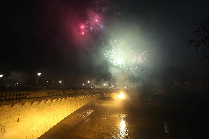 Happy New Year 2014! München feiert Silvester. Hier gibt's die Bilder vom Feuerwerk und von der Party am Friedensengel.