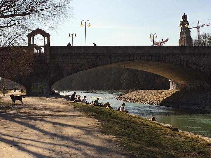 So wie hier am Montag an der Isar erwartet die Münchner noch mehr Sonne.