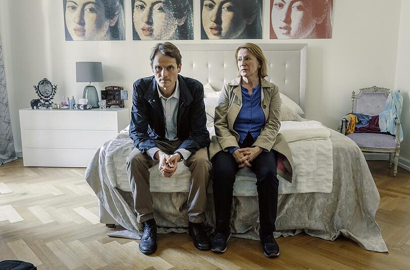 Felix Voss (Fabian Hinrichs) und Paula Ringelhahn (Dagmar Manzel) am Bett der toten Barbara Sprenger.