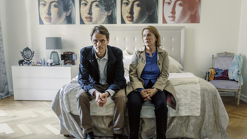 Felix Voss (Fabian Hinrichs) und Paula Ringelhahn (Dagmar Manzel) am Bett der toten Barbara Sprenger. Felix Voss (Fabian Hinrichs) und Paula Ringelhahn (Dagmar Manzel) am Bett der toten Barbara Sprenger.