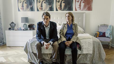 Felix Voss (Fabian Hinrichs) und Paula Ringelhahn (Dagmar Manzel) am Bett der toten Barbara Sprenger.