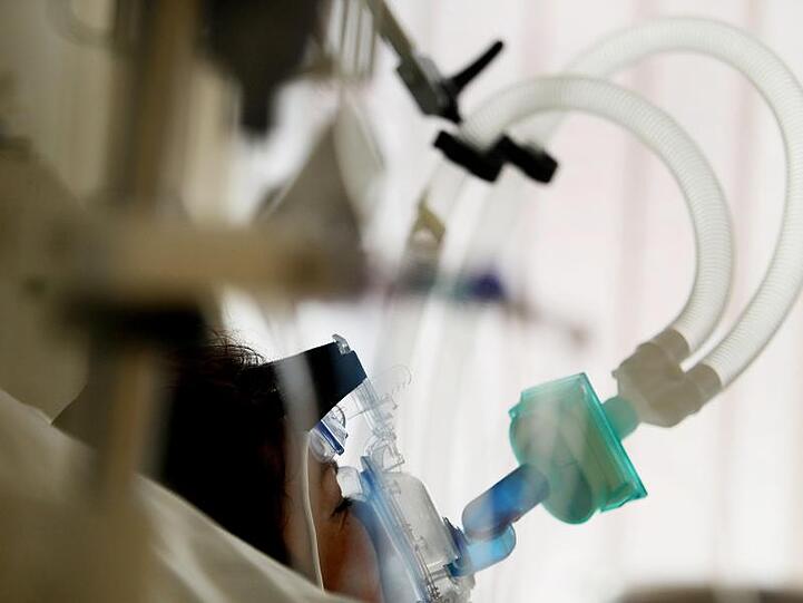 Ein Patient wird auf einer Intensivstation beatmet. Foto: Oliver Berg/dpa