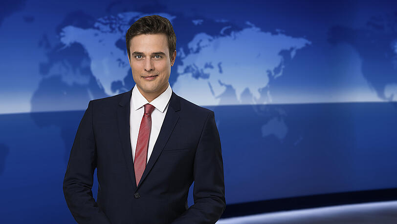Journalist Constantin Schreiber ist seit 2021 das neue Gesicht der 20-Uhr-Ausgabe der Tagesschau. Auf Twitter wird er von vielen Fans gefeiert – unter anderem auch für seine Optik.