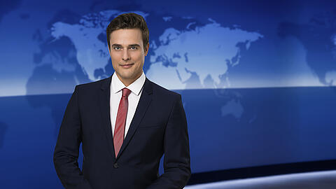 Journalist Constantin Schreiber ist seit 2021 das neue Gesicht der 20-Uhr-Ausgabe der Tagesschau. Auf Twitter wird er von vielen Fans gefeiert – unter anderem auch für seine Optik.