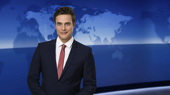 Journalist Constantin Schreiber ist seit 2021 das neue Gesicht der 20-Uhr-Ausgabe der Tagesschau. Auf Twitter wird er von vielen Fans dafür gefeiert.