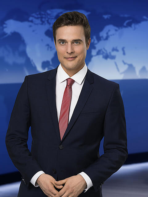 Journalist Constantin Schreiber ist seit 2021 das neue Gesicht der 20-Uhr-Ausgabe der Tagesschau. Auf Twitter wird er von vielen Fans gefeiert – unter anderem auch für seine Optik.
