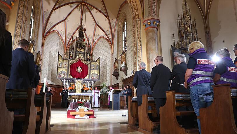 Beim Trauergottesdienst sind auch Helfer dabei, die nach dem Zugunglück vor Ort waren.