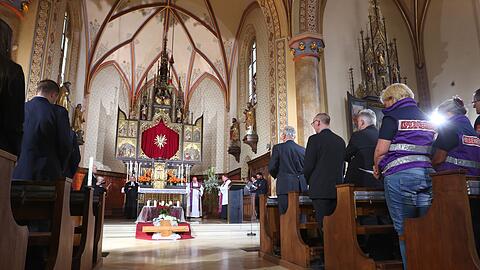 Beim Trauergottesdienst sind auch Helfer dabei, die nach dem Zugunglück vor Ort waren.