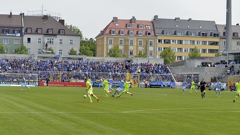 Mitten in Giesing: Häuser der Grünwalder Straße hinterm Stadion. Mitten in Giesing: Häuser der Grünwalder Straße hinterm Stadion.