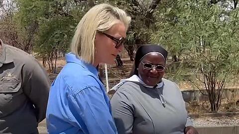 Monika Gruber ist ganz gerührt, als sie in Namibia das Grab ihrer Tante besucht.