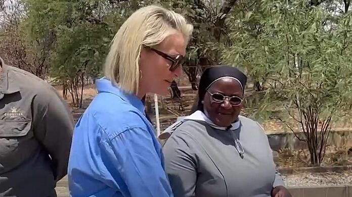 Monika Gruber ist ganz gerührt, als sie in Namibia das Grab ihrer Tante besucht.