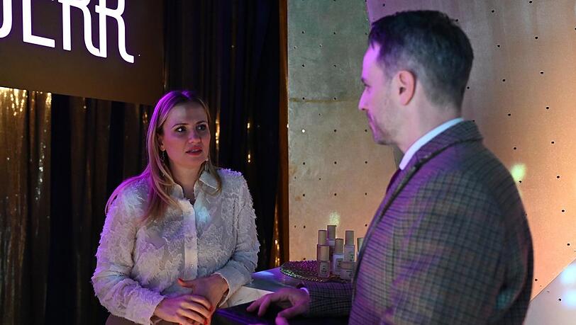 "Alles was zählt": Kilian hadert vor Isabelle (l.) damit, sich spontan mit Hanna verlobt zu haben.